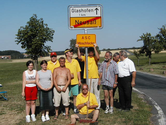 ASC Gruppenbild mit Schild, Ortsvorsteher und Sohn
