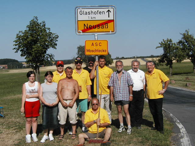 ASC Gruppenbild mit Schild, Ortsvorsteher und Sohn